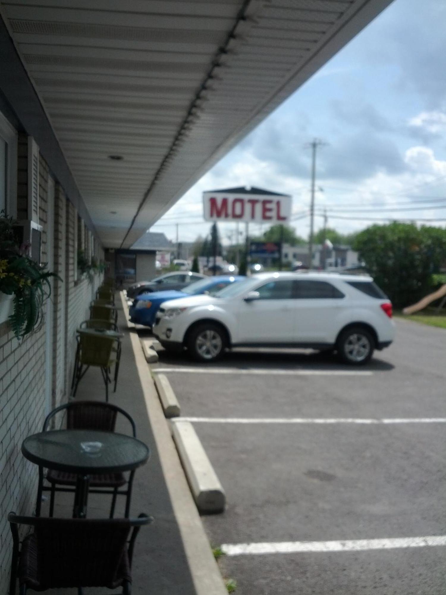 Motel Montgolfiere Jp Saint-Jean-sur-Richelieu Exterior foto